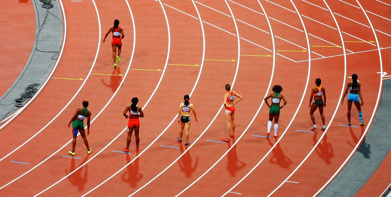 Corredores en una pista de atletismo