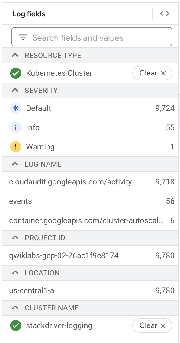 リソースタイプ、クラスタ名、Namespace 名が選択されている [ログのフィールド] ページ